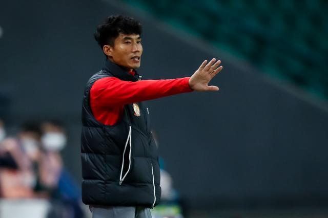 郑智不满裁判判罚染黄收获执教生涯首个积分