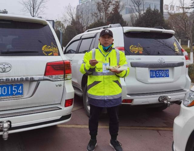 西安机场爱心摆渡车,硬派越野车爱心行动