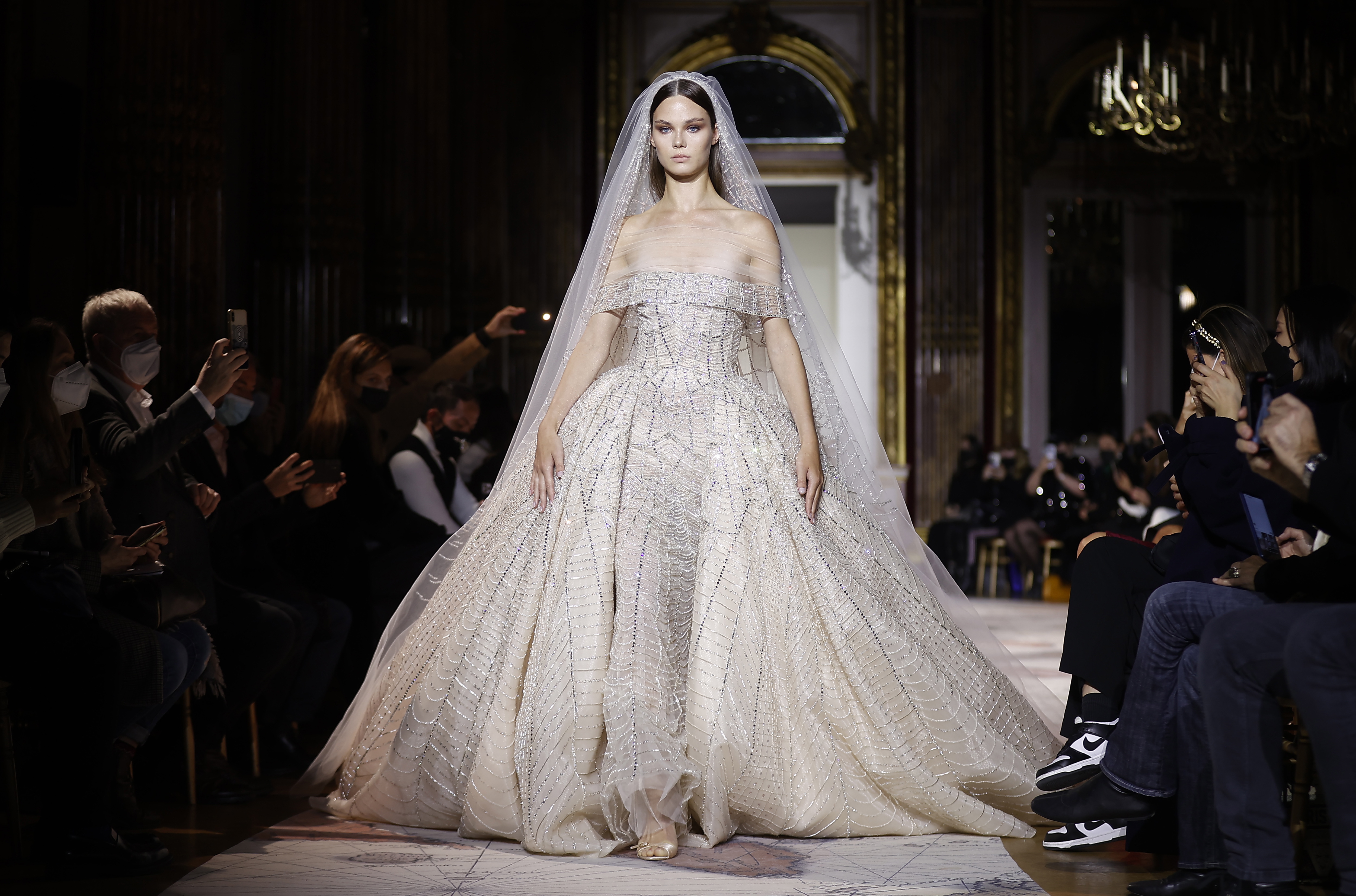 巴黎时装周jisoo服装全球首穿,巴黎高定时装周2024