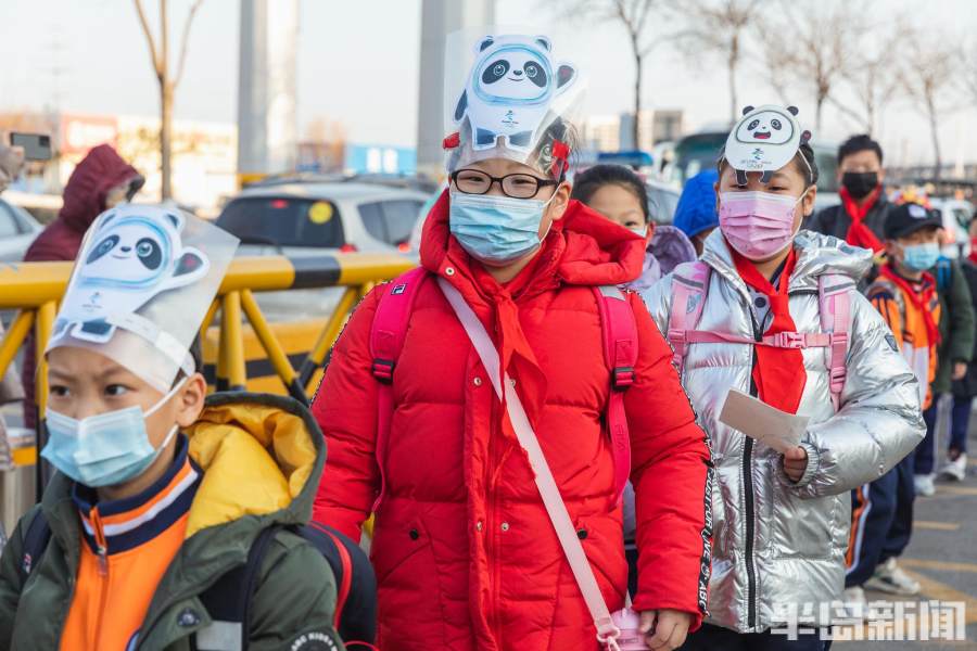 冰墩墩迎新生,冰墩墩迎开学