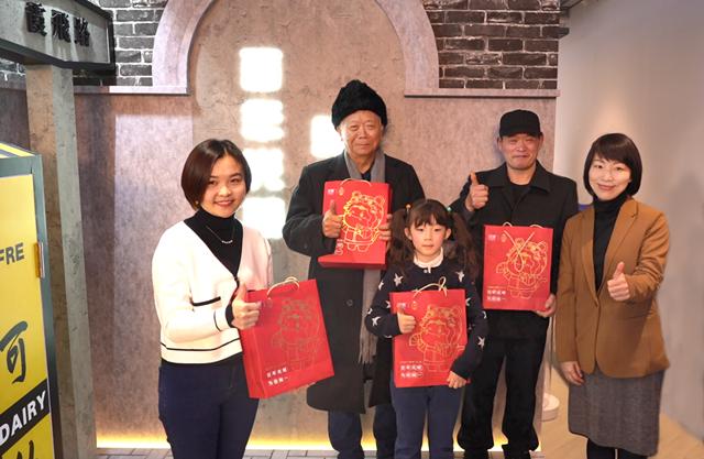 响应“首发经济”号召光明举办百年时光艺术展向历史致敬