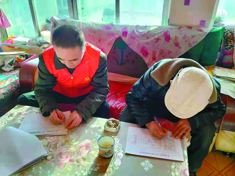 初心映照一抹红*党**旗飘扬显担当