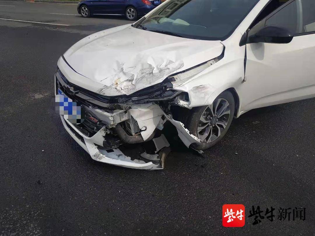 前车突然掉头后车撞上去算谁全责,违规掉头被撞负全责