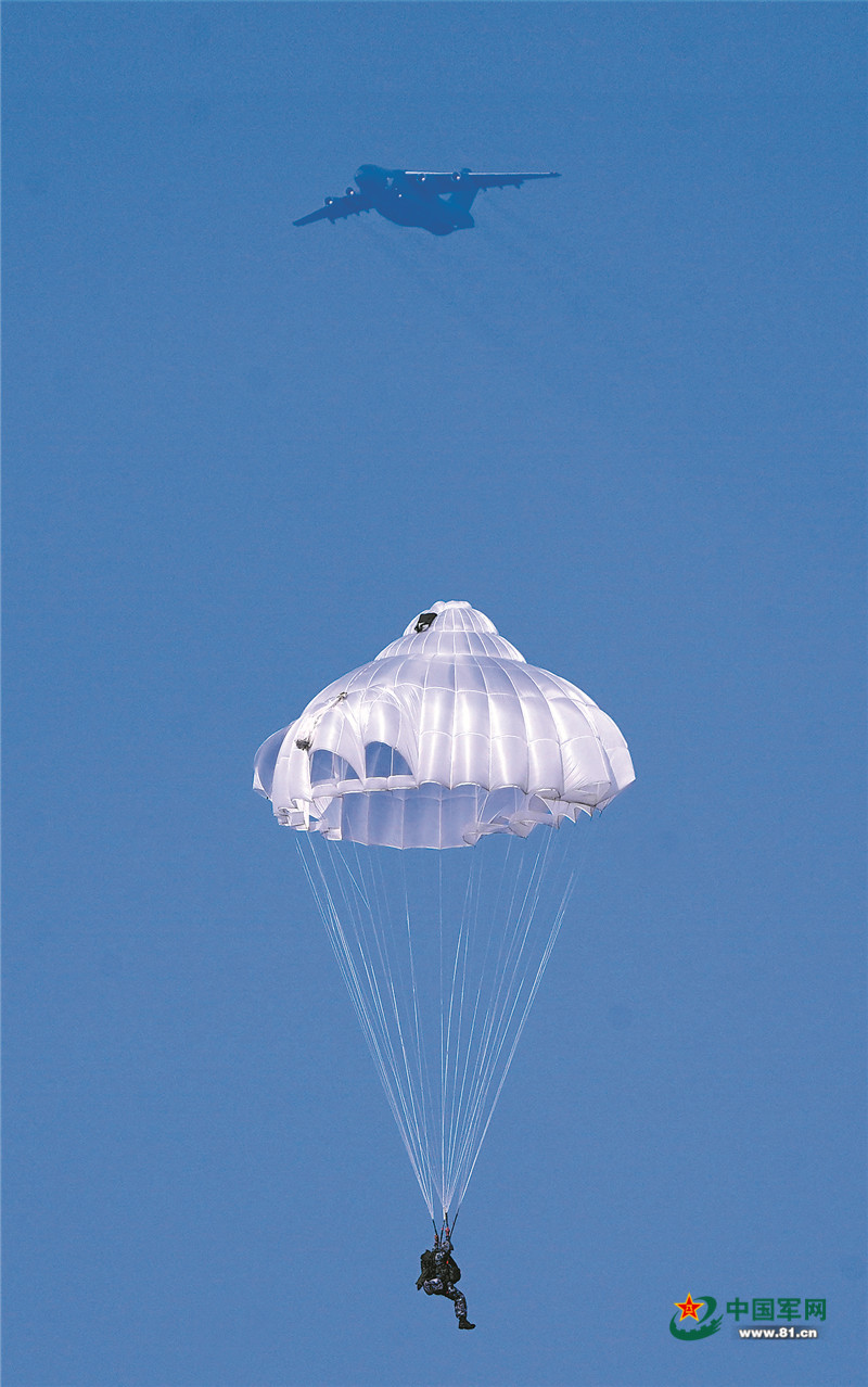 空降兵某旅多兵种协同跨昼夜对抗,空降兵乘运-20跨昼夜集群伞降