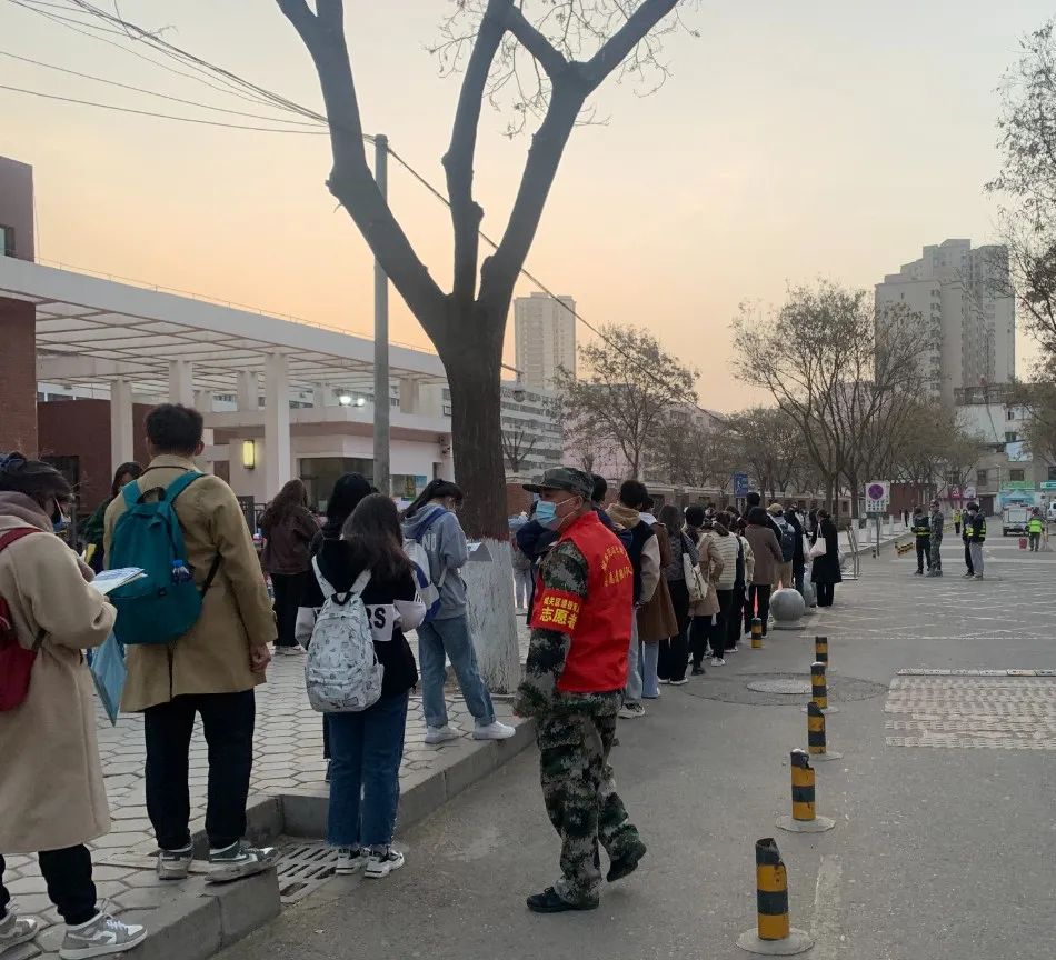 上下协同聚合力社企联动并肩行——退役军人志愿者保驾护航城关区教师资格证考试