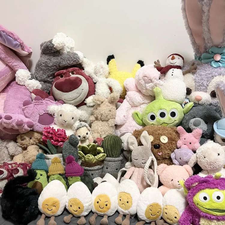 现实中的男子抓住了一只眼镜蛇,男生真的懂jellycat吗