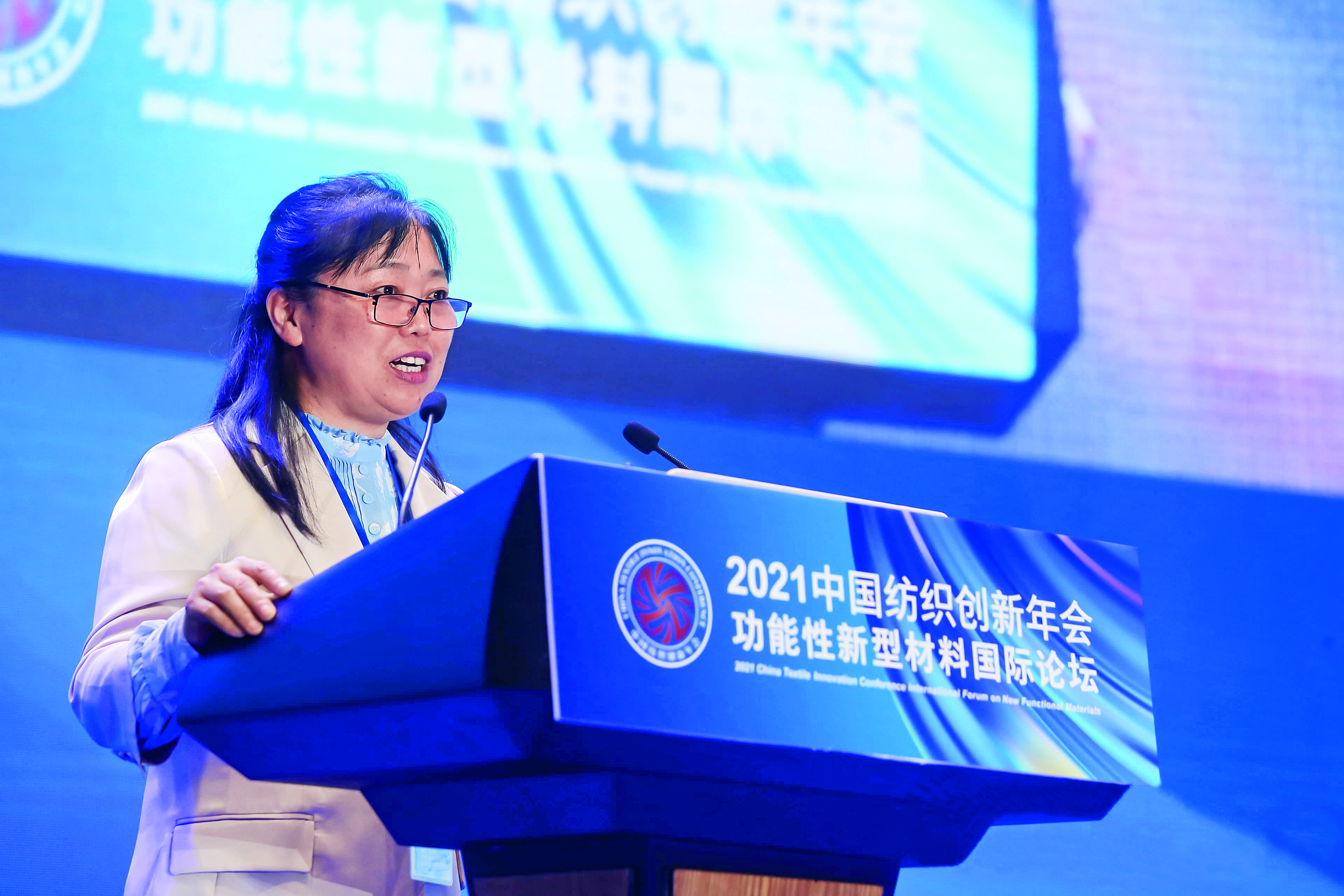 神奇!她在纤维上“变魔术”