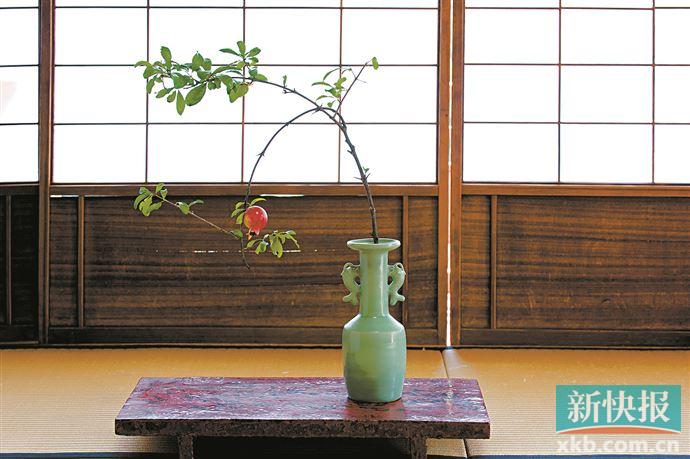 千年花器与鲜活花枝的交相辉映