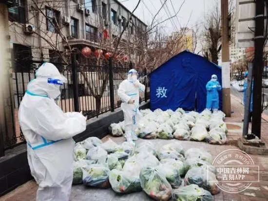 特别现场丨配送中心24小时运转！记者直击：“蔬菜包”如何送进小区大门里？