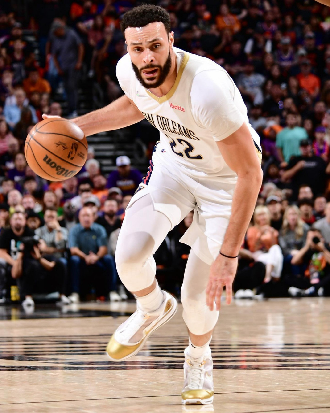 汤神上脚蓝色球鞋,汤神总决赛穿的鞋