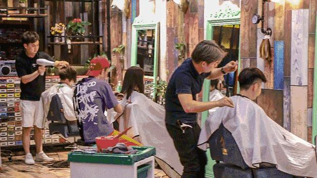 街头理发师打扫卫生,印度街头疯狂理发师