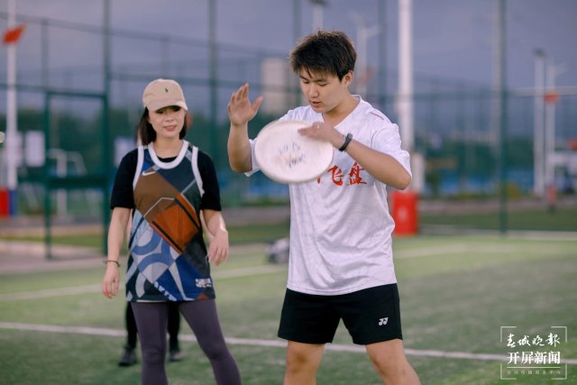 飞盘运动逐渐成为新的潮流,飞盘足球橄榄球