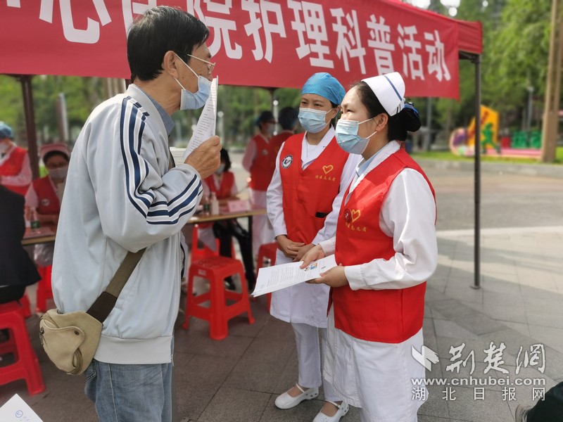 潜江市中心医院护士节,送健康关爱到基层