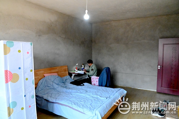 荆州老兵战贫纪实：一字当头扎根乡村两次患癌不改军魂