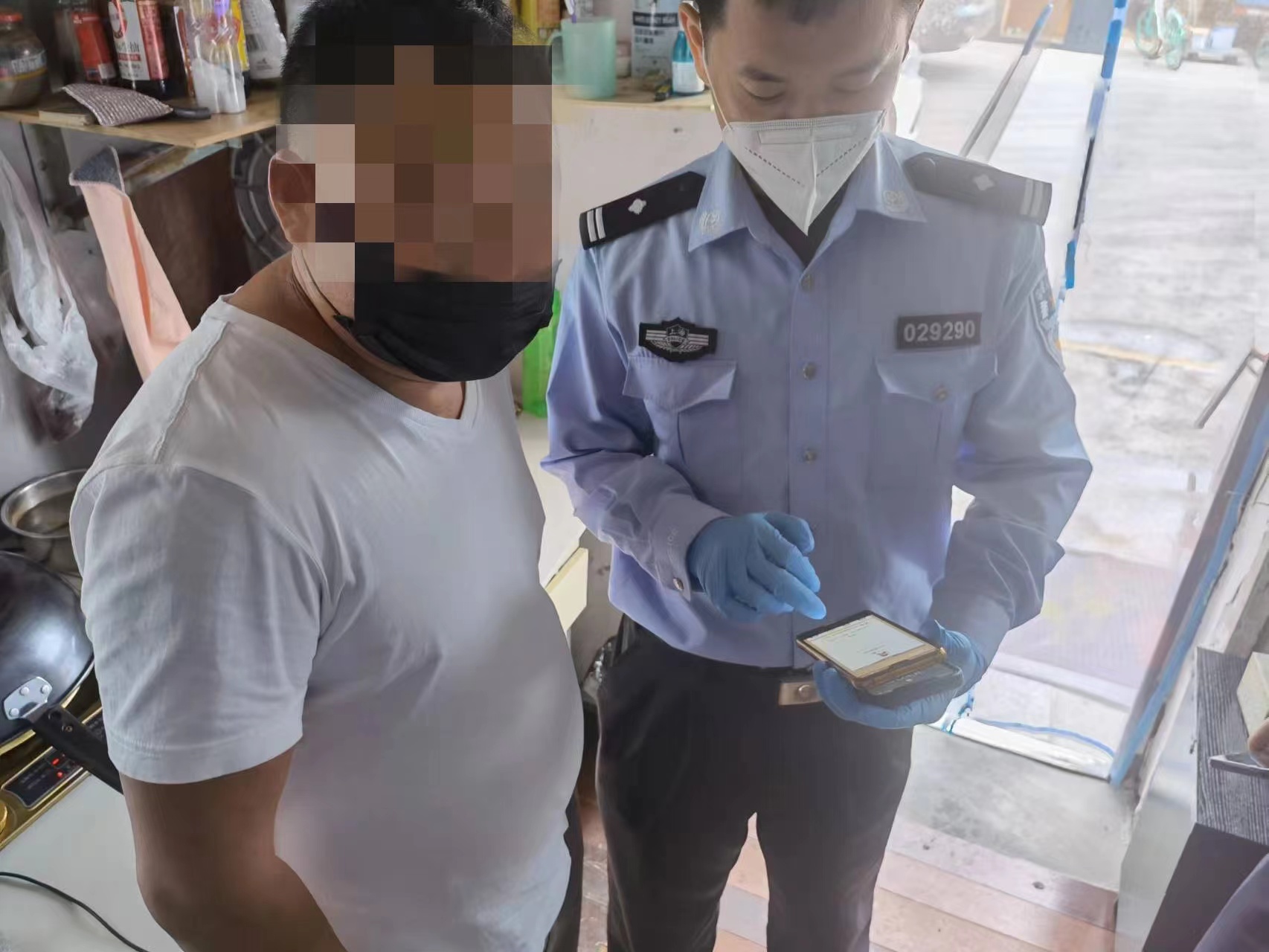 男子囤物资只卖烟非法获利4万元,非法卖烟被抓多久判刑