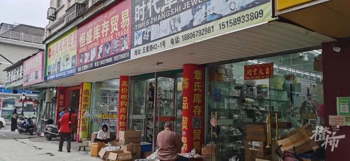 原价300的t恤40元,原价300多的耳环