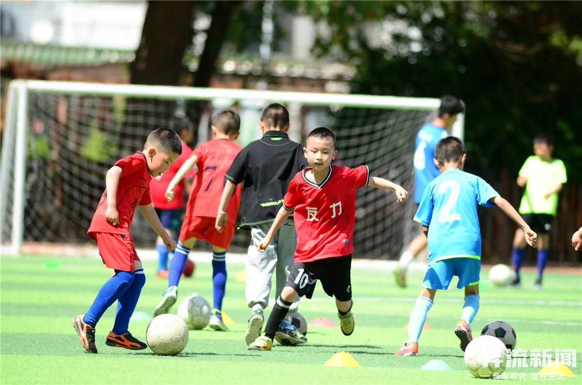 活力四射的足球儿童,乐享双减阳光体育趣味赛