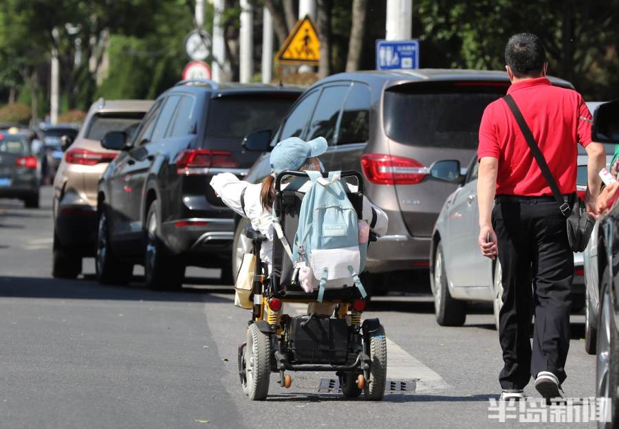 青岛一六旬母亲坐轮椅送考,一位母亲送准考证的感人片段
