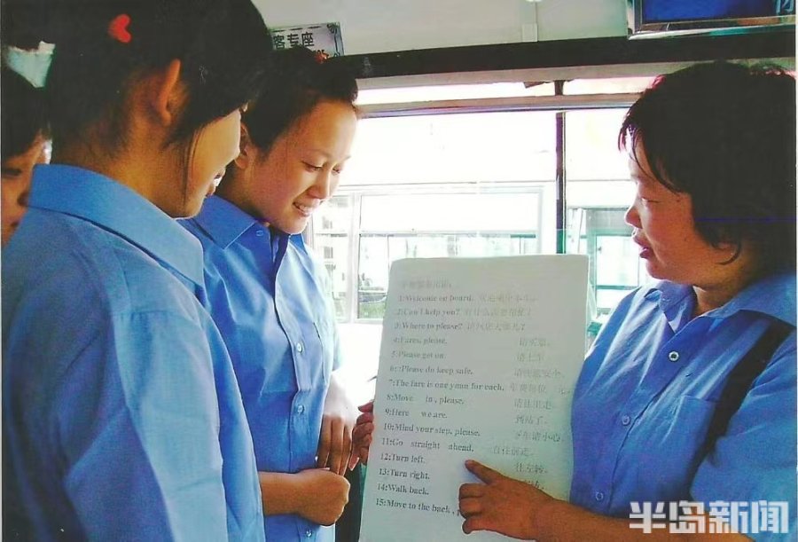 青岛这条繁华大道，因香港回归得名！104路公交线行驶25年见证沿线发展变迁