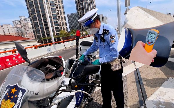 38度的高温天气摩托车座椅,摩托车在太阳下暴晒坐垫