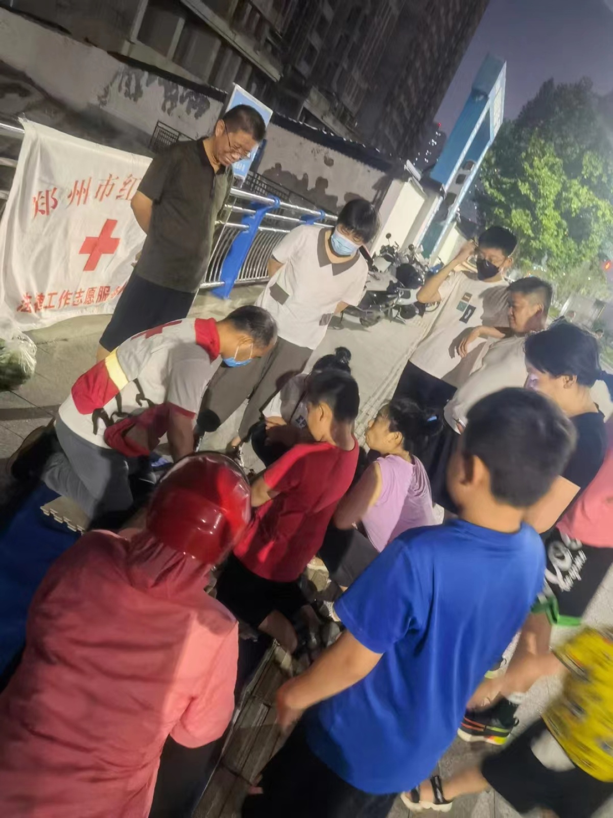郑州街头现“急救地摊”,郑州急救地摊被央视点赞