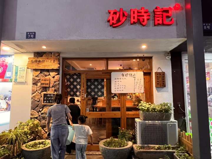 她卖烤猪蹄一天能卖到2万块，杭州夜宵天花板“啦喜街”的深夜在发生什么