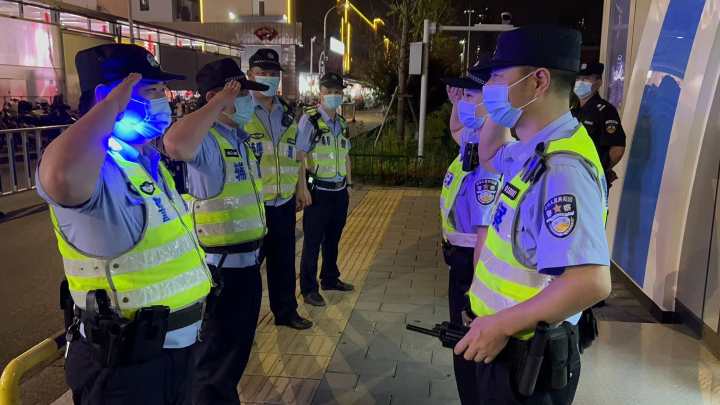 她卖烤猪蹄一天能卖到2万块，杭州夜宵天花板“啦喜街”的深夜在发生什么