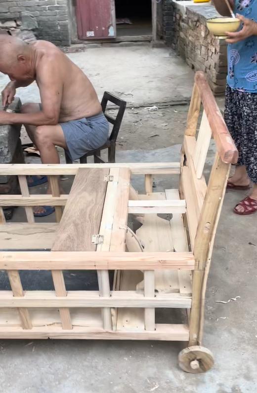 老人为双胞胎打造婴儿车,老人为宝宝打造婴儿车