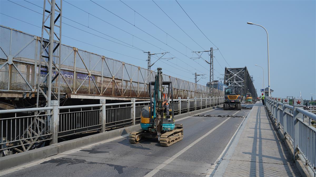 安康汉江一桥施工,汉江第一桥何时开工