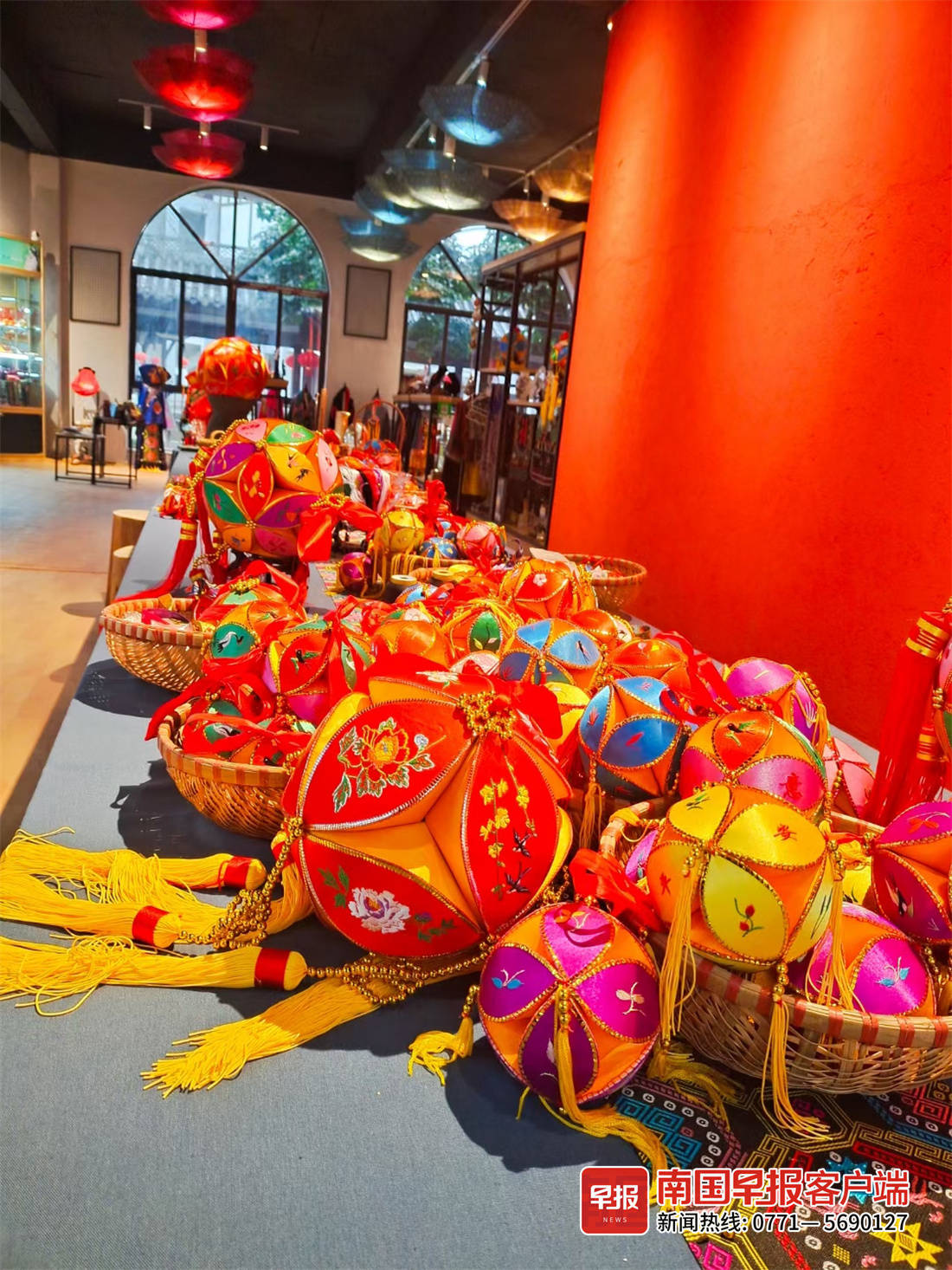 广西定情之物绣球,绣球是壮族青年的定情信物