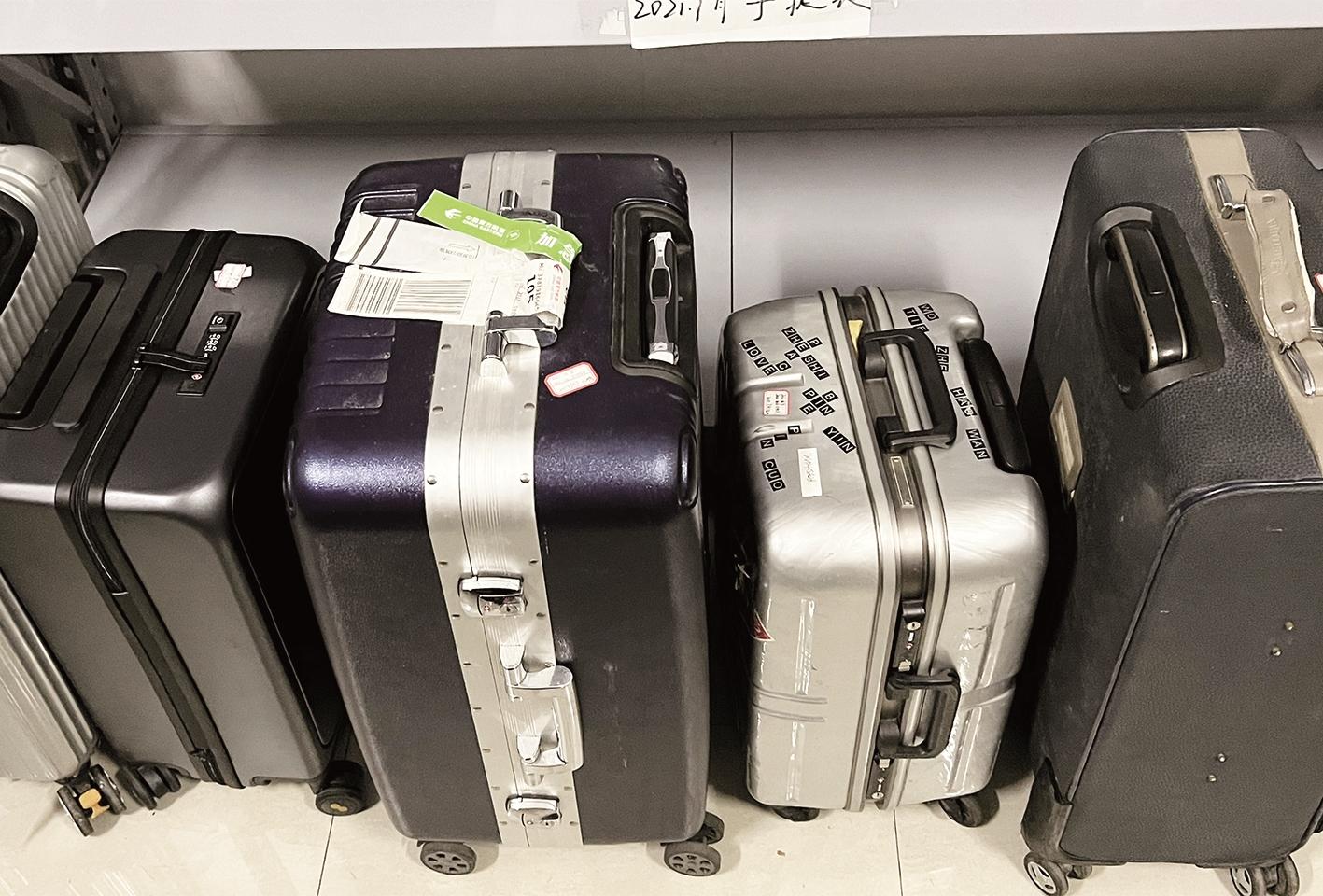 无人认领行李箱被当作盲盒出售？机场火车站回应纯属谣言律师称营销炒作可能性更大