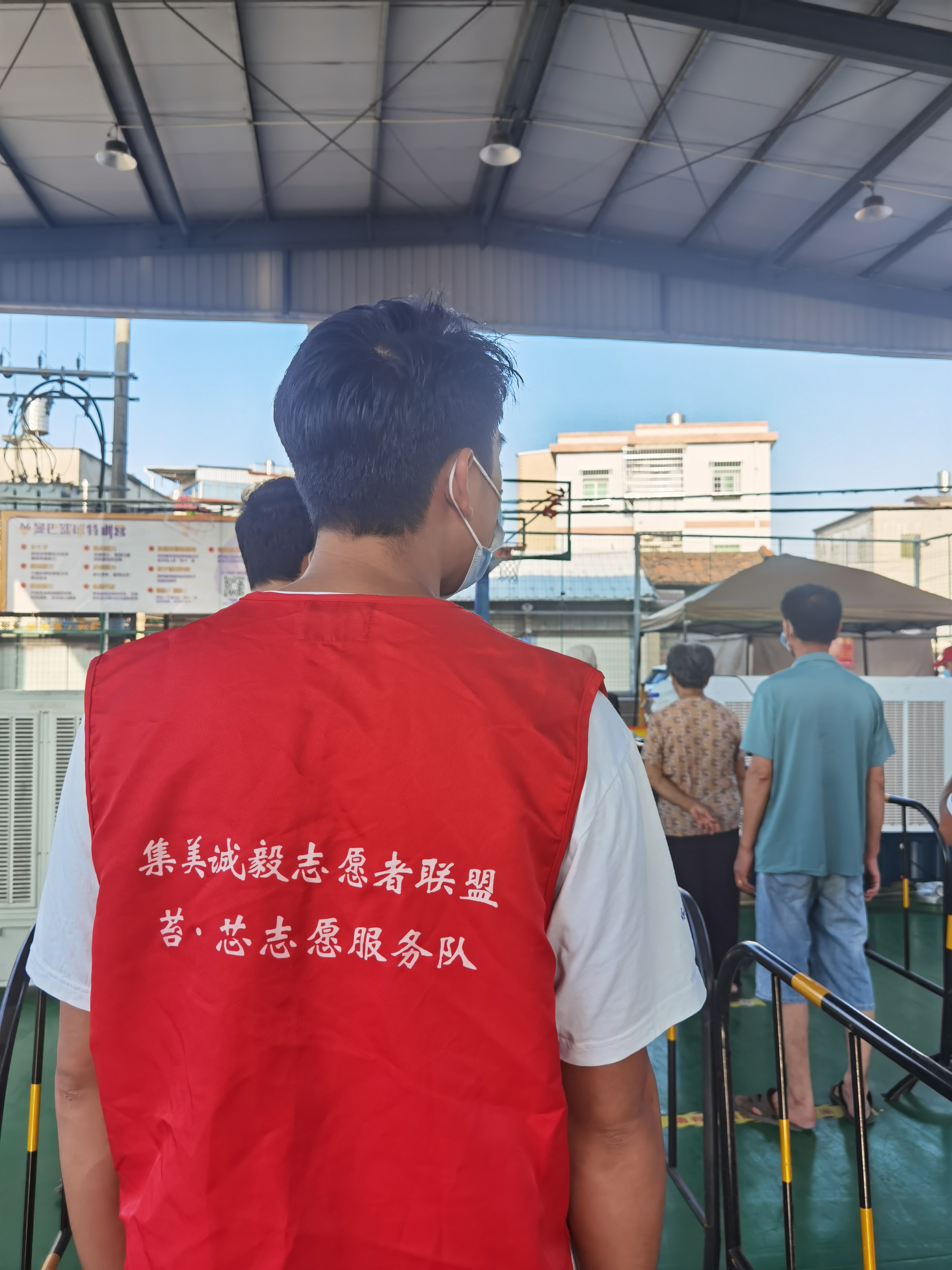 一抹志愿红温暖抗疫路,厦门抗击疫情志愿者