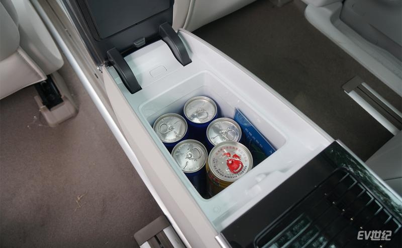 荣威imax8欢聚版路测,全球首款纯电mpv荣威imax8ev