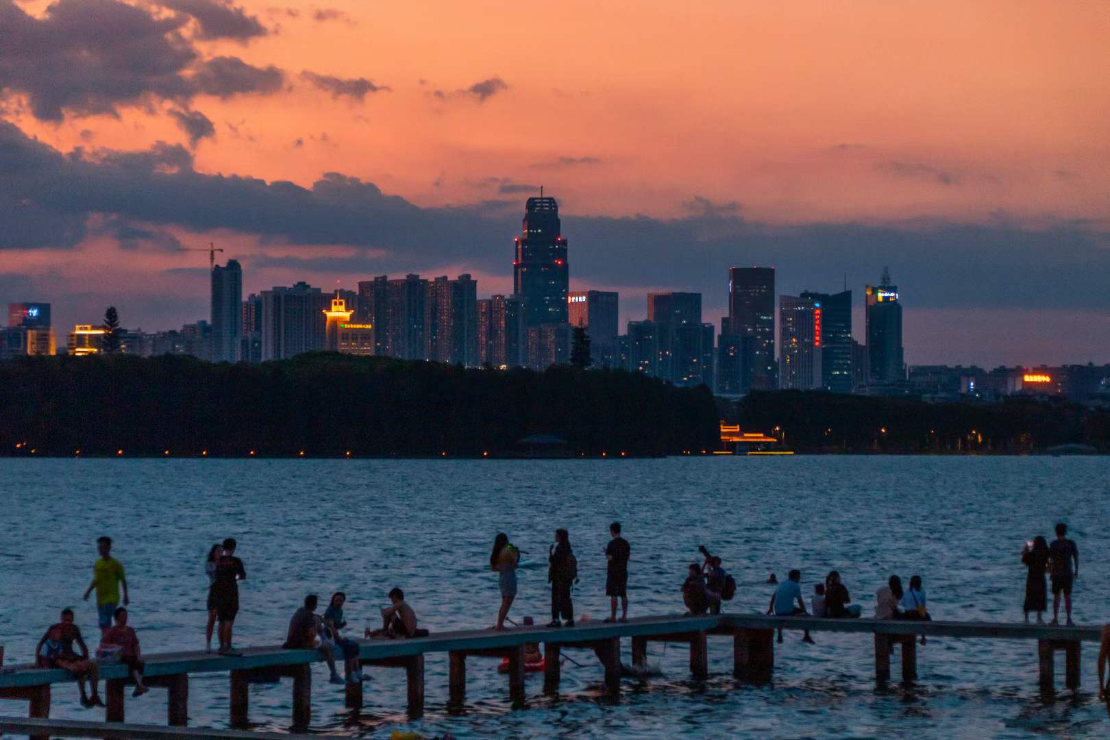 18:00后的武汉拍了拍你，5个关键词帮你解锁绝美夜景