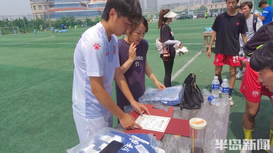 新闻周刊丨“踢”进象牙塔，升学新捷径？足球考试真不简单，伯乐的孩子也闹悬