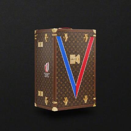 lv赞助总决赛箱子,lv总冠军奖杯