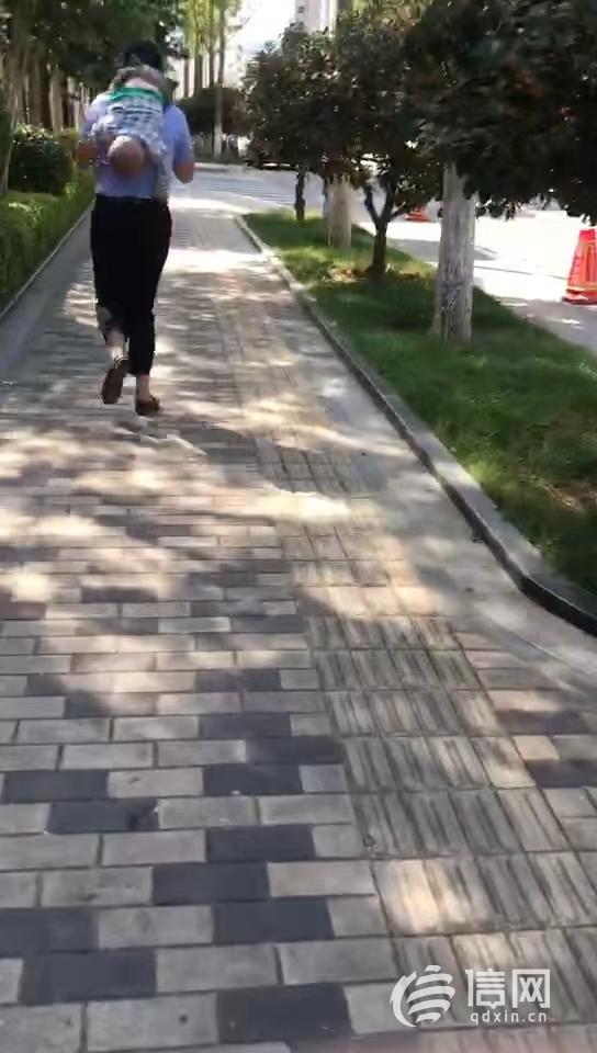 小孩喝水呛住急救方法,孩子被水呛到急救法