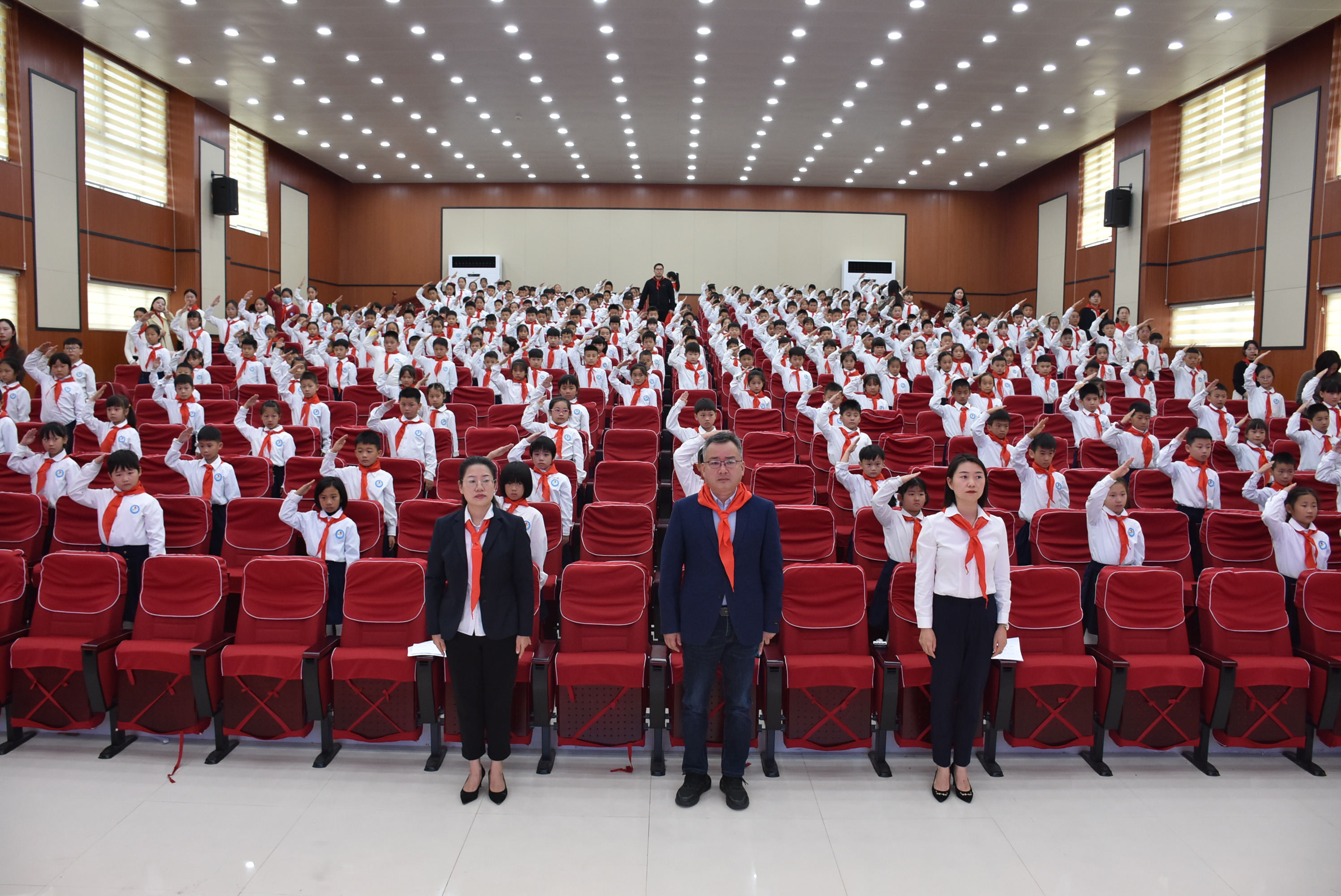 喜迎二十大童心永向党视频,驻马店第二十七小学入队仪式