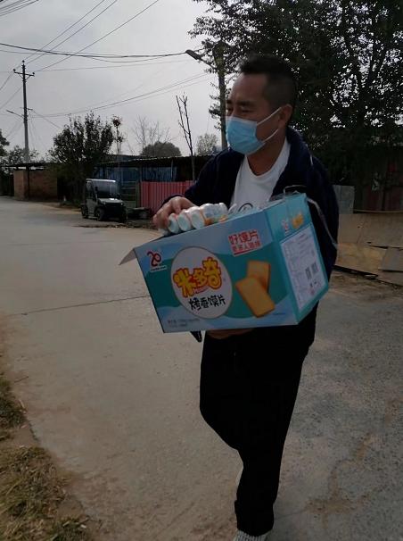 徒步回家的富士康员工脚都磨破了,富士康员工徒步返乡脚磨破