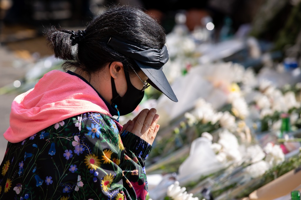 韩国民众悼念踩踏事件,韩国民众悼念踩踏事件起因是什么