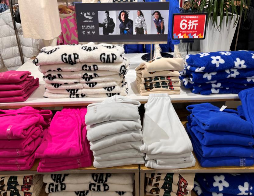 “甲方爸爸”被乙方收购,代运营商宝尊买下GAP中国,线下门店疯狂关店