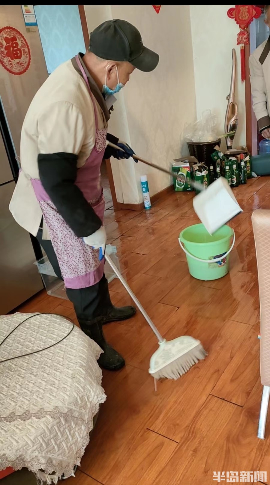 地漏反水造成楼下阳台滴水,下水道倒灌致多住户家中污水横流