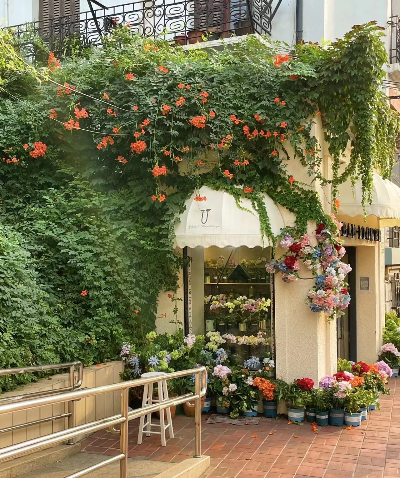 地铁站附近吃喝玩乐,地铁站附近逛街的地方