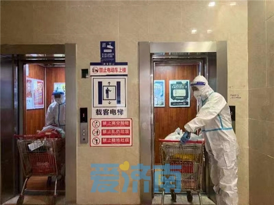 “大白”化身配送员济南各区县全力保障百姓“柴米油盐”充足