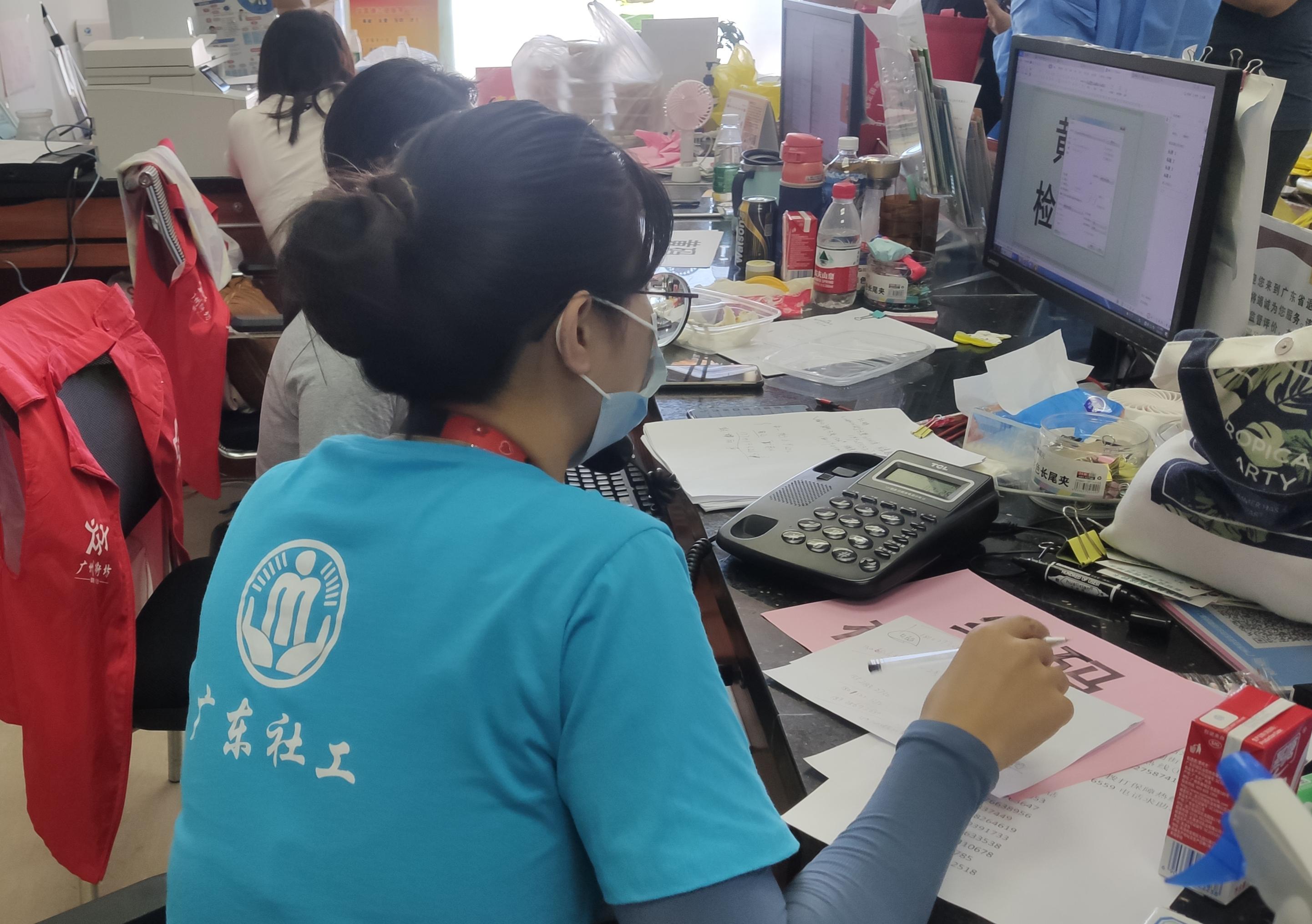 蔡家岗街道做社区老人的贴心管家,社区工作者是社区居民的贴心人