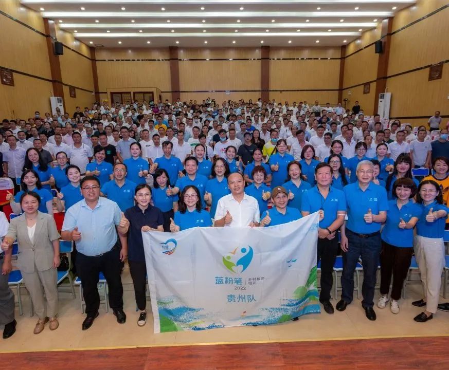 撑起乡村教育的希望,一支粉笔撑起一片蓝天