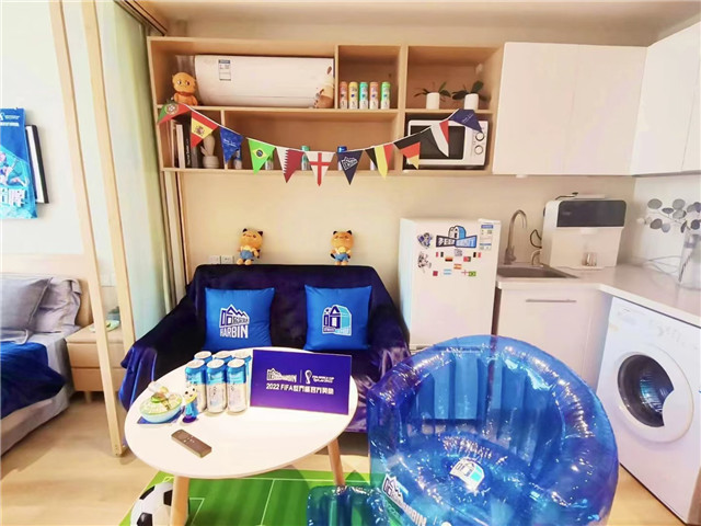 “看球客厅”为何出圈？都市年轻人在租赁公寓获得线下社交新选择