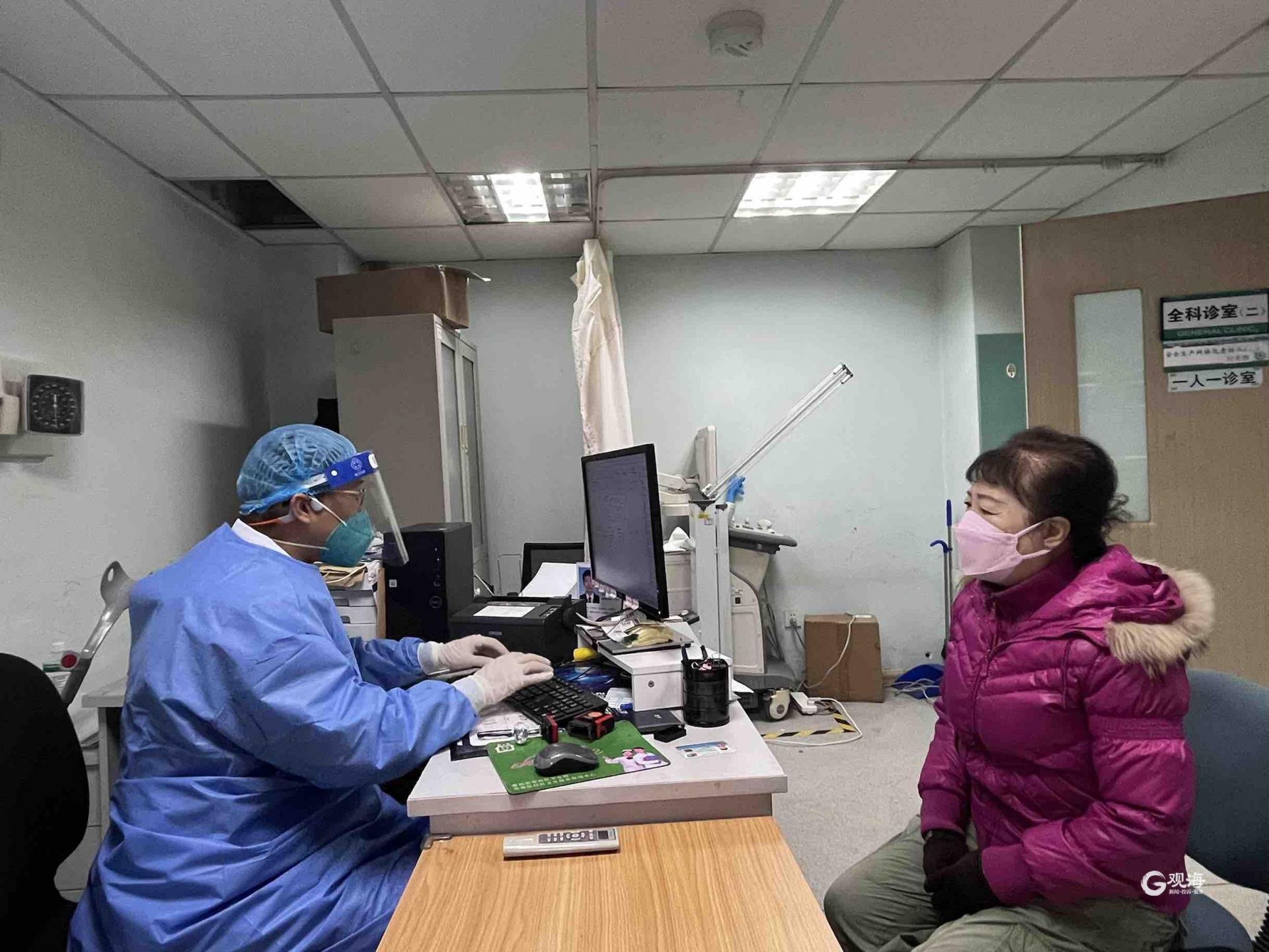 青岛多举措分流患者成效显著：社区诊疗点爱心药包持续发放，医院发热门诊接诊量较高峰日减少46%