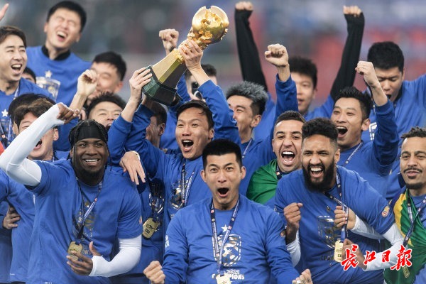 “武汉是冠军！”现场感受夺冠喜悦，大武汉球迷表示“太激动了”