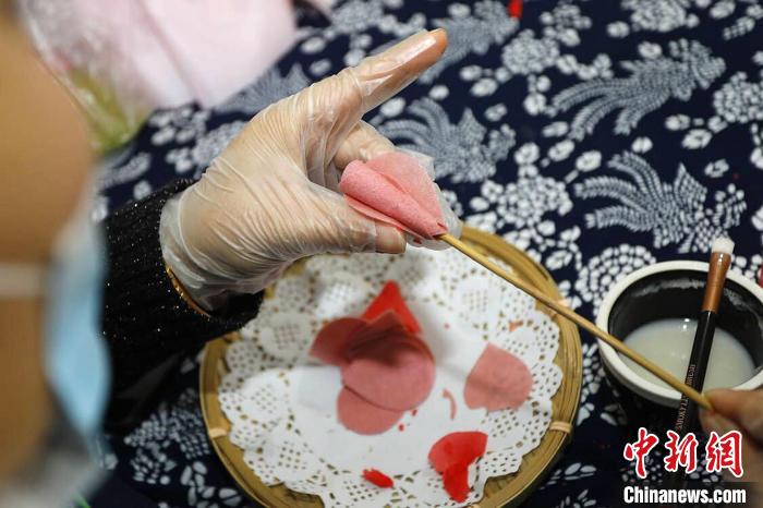 现成的山东煎饼怎么做煎饼果子,好吃的山东煎饼做法摆摊